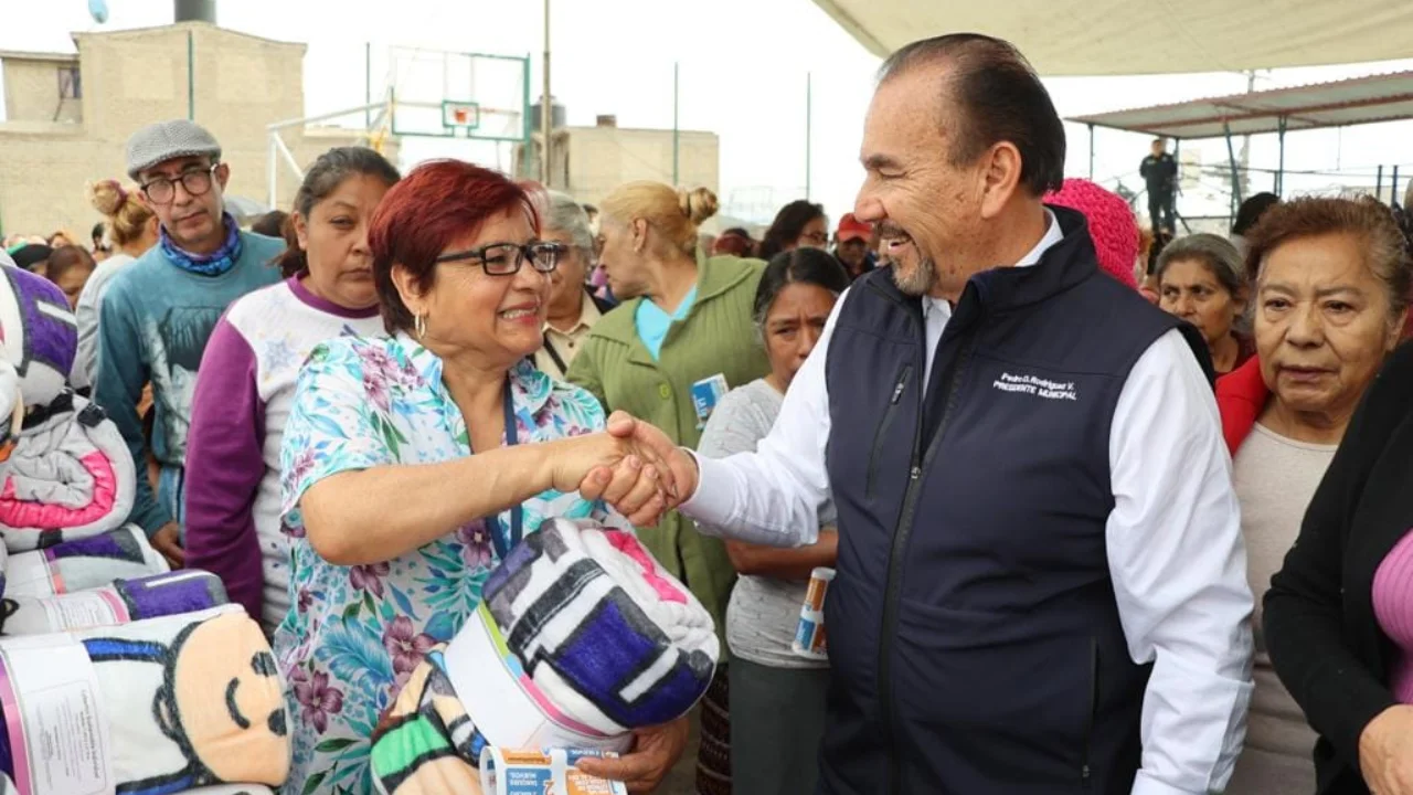 Entregan Pedro Rodríguez y Paty Arévalo 700 cobijas a personas en vulnerabilidad en Atizapán de Zaragoza