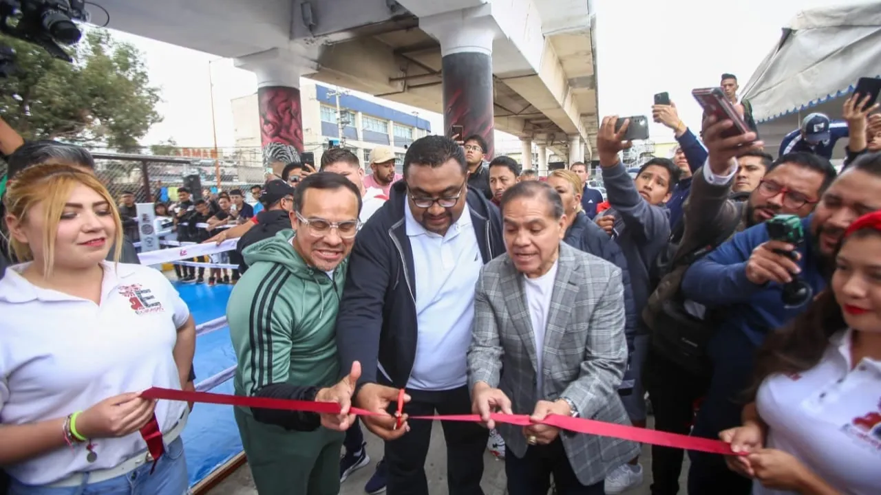 El regidor Ernesto Santillán y el ex boxeador "Dinamita" Márquez rehabilitan deportivo en Ecatepec