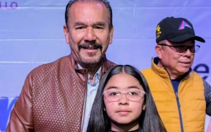 Entrega el alcalde de Atizapán de Zaragoza Pedro Rodríguez lentes a estudiantes de primaria
