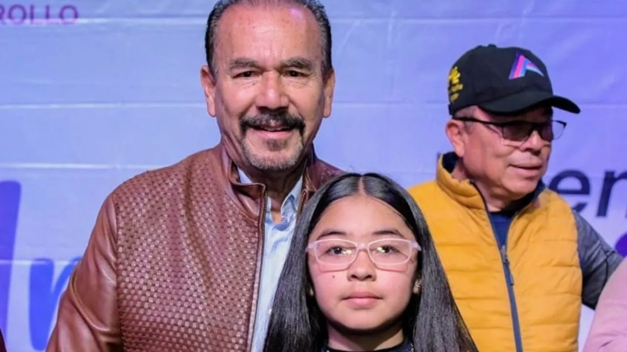 Entrega el alcalde de Atizapán de Zaragoza Pedro Rodríguez lentes a estudiantes de primaria