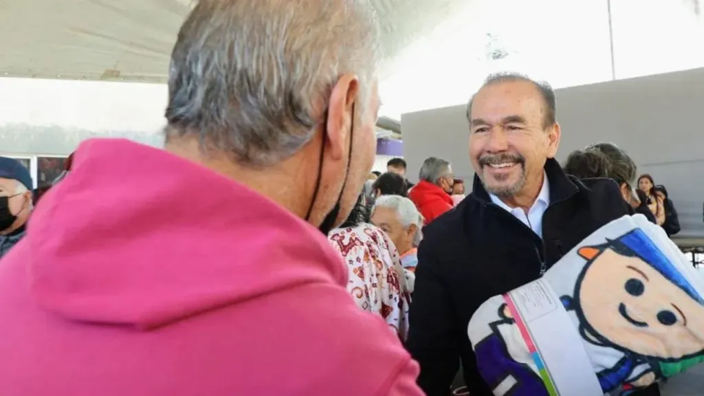 Entregan Pedro Rodríguez y Paty Arévalo 700 cobijas a personas en vulnerabilidad en Atizapán de Zaragoza