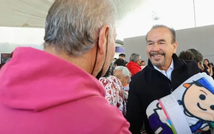 Entregan Pedro Rodríguez y Paty Arévalo 700 cobijas a personas en vulnerabilidad en Atizapán de Zaragoza