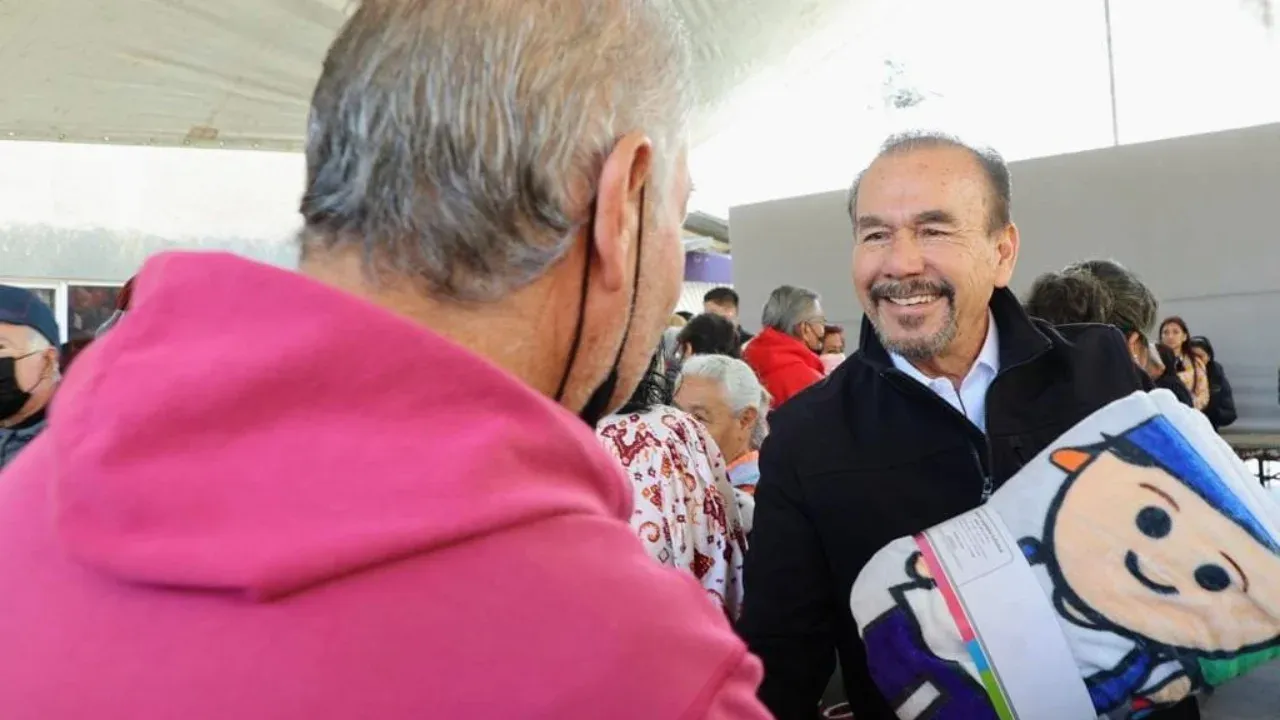 Entregan Pedro Rodríguez y Paty Arévalo 700 cobijas a personas en vulnerabilidad en Atizapán de Zaragoza