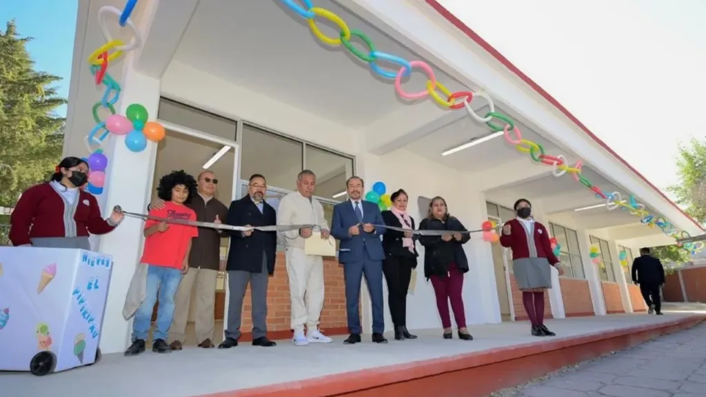 Realiza gobierno del alcalde Atizapán de Zaragoza, Pedro Rodríguez obras de infraestructura educativa.
