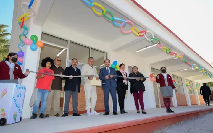 Realiza gobierno del alcalde Atizapán de Zaragoza, Pedro Rodríguez obras de infraestructura educativa.