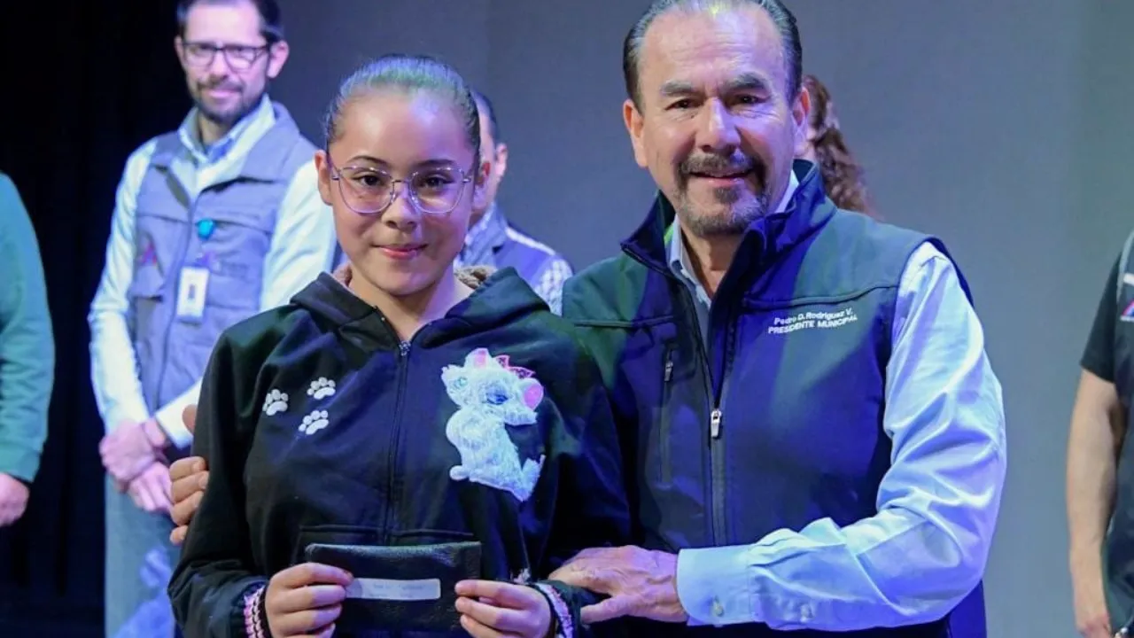 Una entrega más de Lentes Graduados realizó Pedro Rodríguez a Estudiantes de Atizapán de Zaragoza
