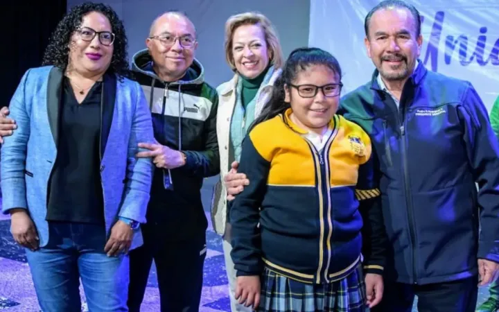 Una entrega más de Lentes Graduados realizó Pedro Rodríguez a Estudiantes de Atizapán de Zaragoza