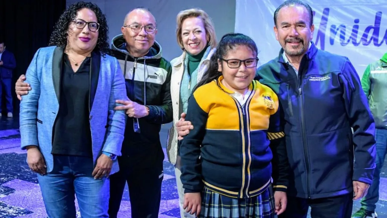 Una entrega más de Lentes Graduados realizó Pedro Rodríguez a Estudiantes de Atizapán de Zaragoza