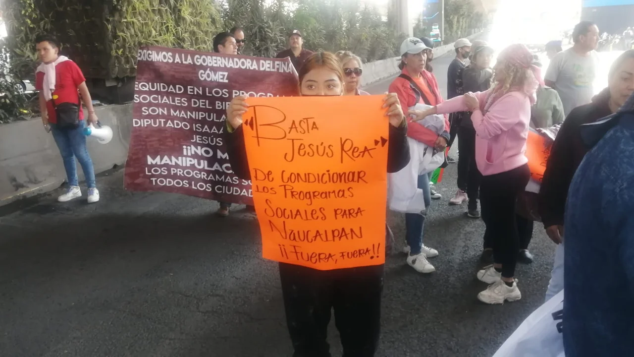 Liberan policías estatales a golpes bloqueo en Periférico Norte de morenistas de Naucalpan