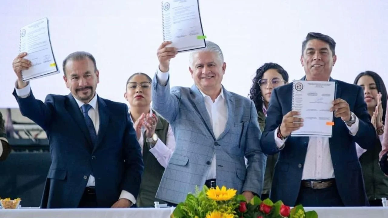 Firman gobierno de Atizapán de Zaragoza y SUTEyM convenio laboral y prestaciones colaterales 2024