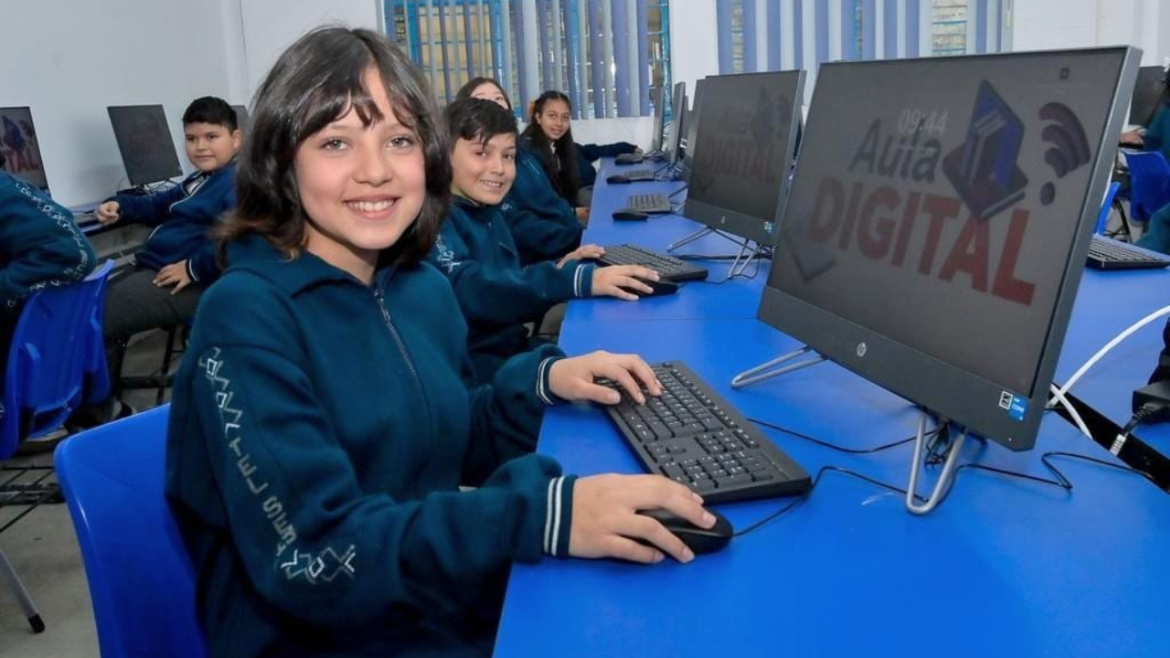 Agradecen Estudiantes de Atizapán de Zaragoza al alcalde Pedro Rodríguez el apoyo en Programa de Instalación de Aulas Digitales