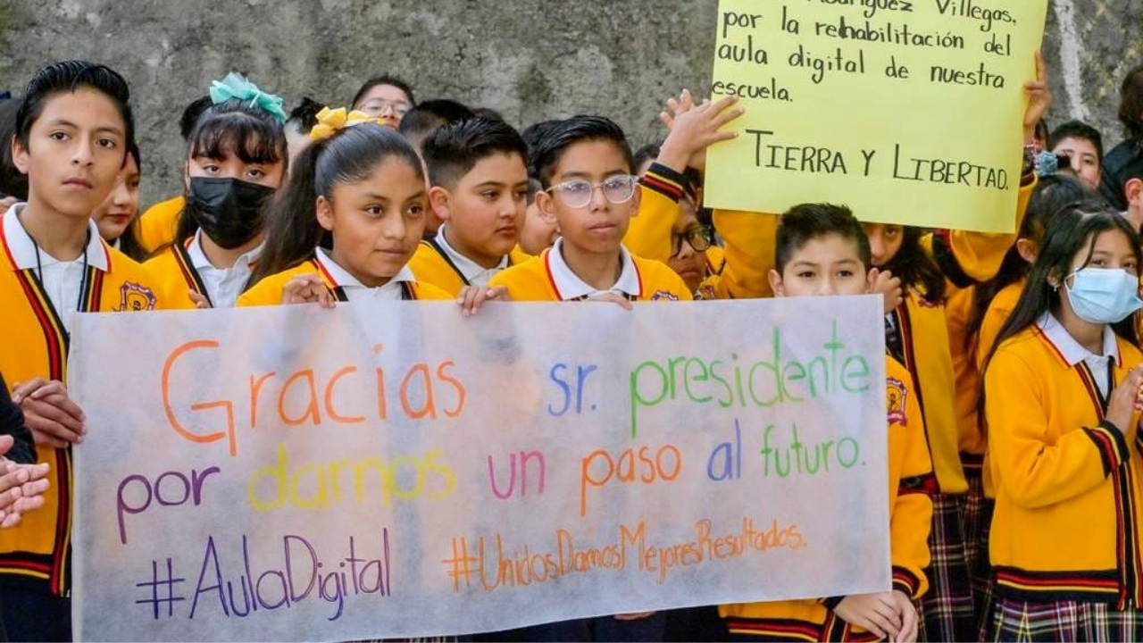 Agradecen Estudiantes de Atizapán de Zaragoza al alcalde Pedro Rodríguez el apoyo en Programa de Instalación de Aulas Digitales