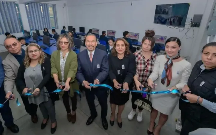 Agradecen Estudiantes de Atizapán de Zaragoza al alcalde Pedro Rodríguez el apoyo en Programa de Instalación de Aulas Digitales