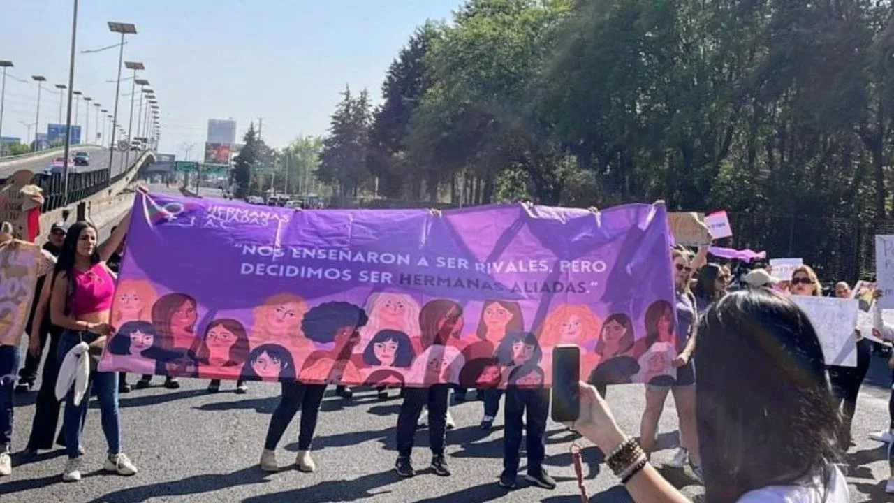 Día caótico en Naucalpan, un Bloqueo más en periférico Norte de familiares y colectivo “Hermanas Aliadas”