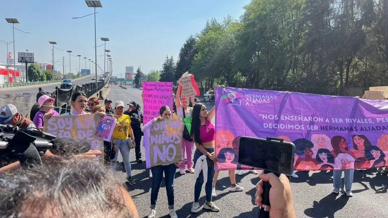 Día caótico en Naucalpan, un Bloqueo más en periférico Norte de familiares y colectivo “Hermanas Aliadas”