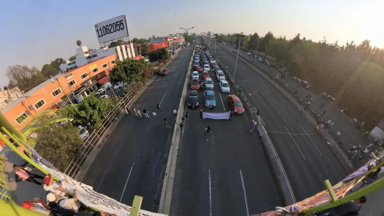 Día caótico en Naucalpan, un Bloqueo más en periférico Norte de familiares y colectivo “Hermanas Aliadas”