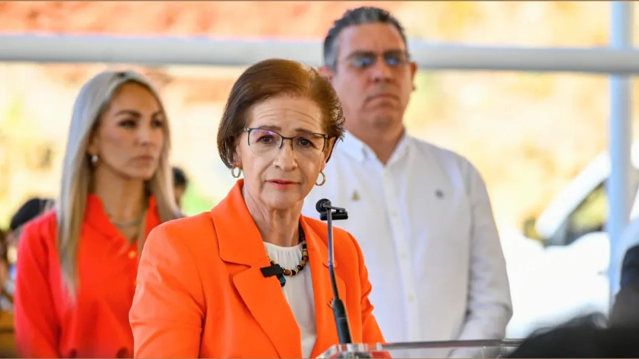 Entrega Angélica Moya Arcotecho en Secundaria de Naucalpan