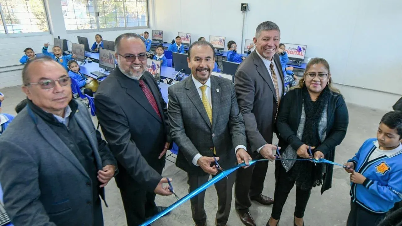Entrega el alcalde de Atizapán de Zaragoza Pedro Rodríguez aulas digitales a centros escolares