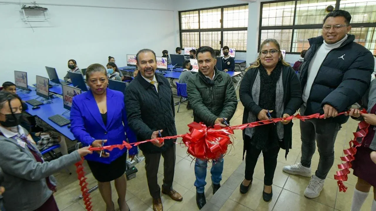 Entrega el alcalde de Atizapán de Zaragoza Pedro Rodríguez aulas digitales a centros escolares