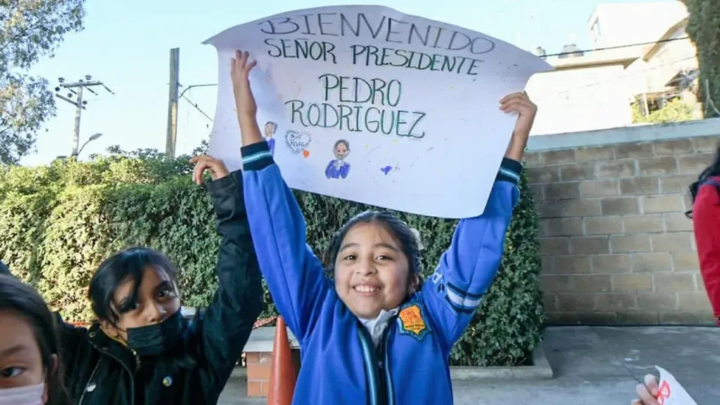 Entrega el alcalde de Atizapán de Zaragoza Pedro Rodríguez aulas digitales a centros escolares