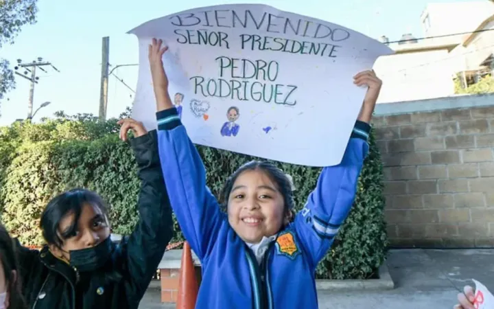 Entrega el alcalde de Atizapán de Zaragoza Pedro Rodríguez aulas digitales a centros escolares