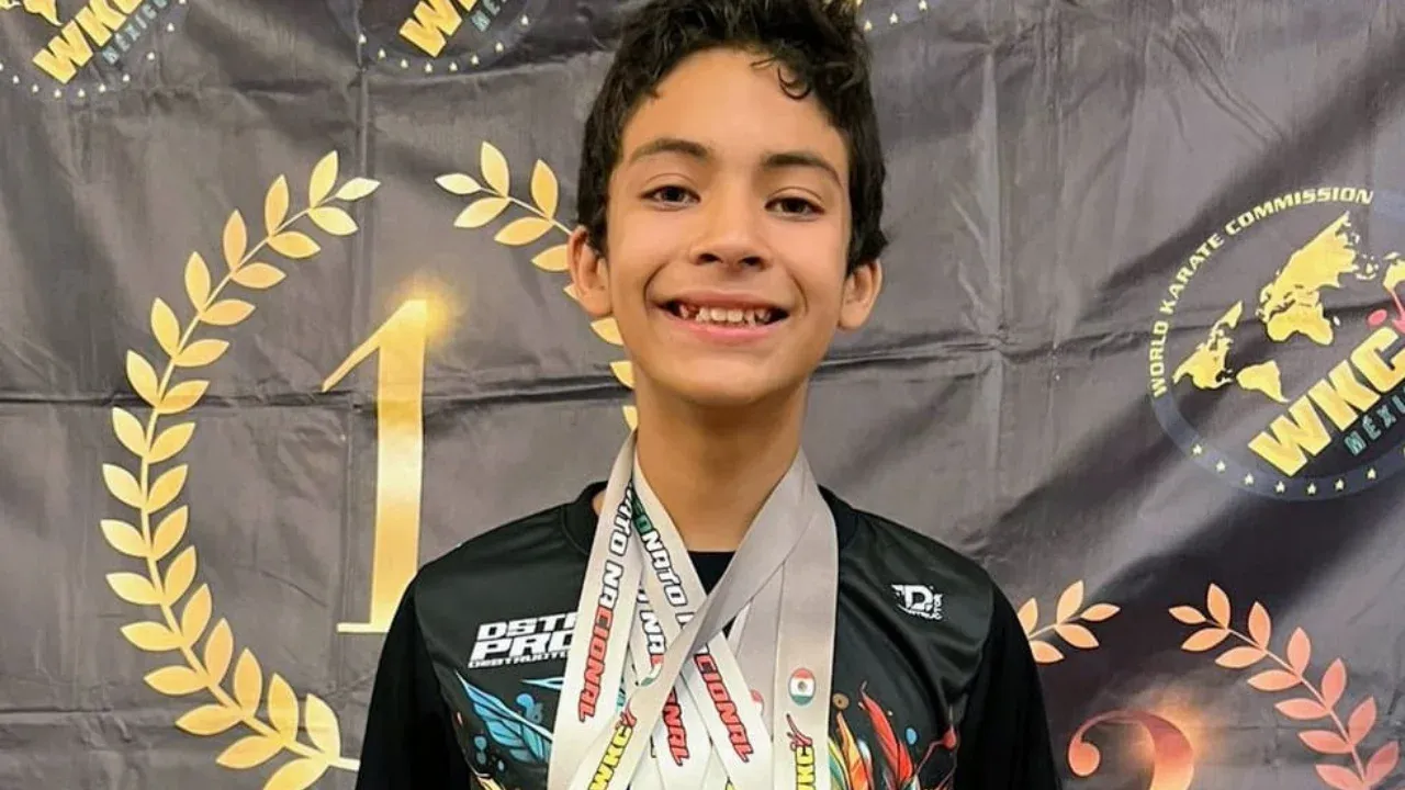 Felicita Angélica Moya a joven karateca Naucalpense por lograr pase al mundial de la especialidad