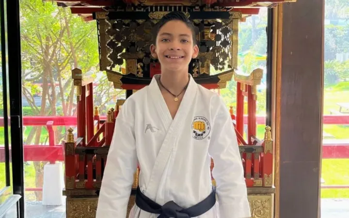 Felicita Angélica Moya a joven karateca Naucalpense por lograr pase al mundial de la especialidad
