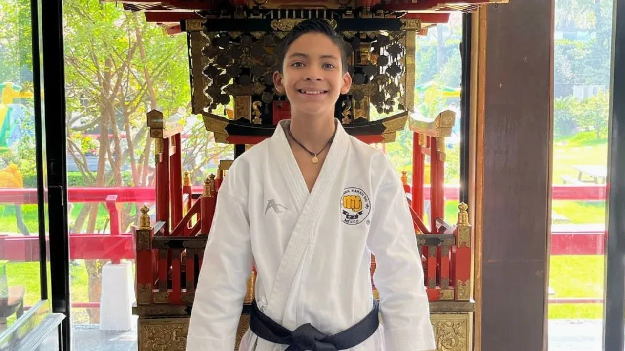 Felicita Angélica Moya a joven karateca Naucalpense por lograr pase al mundial de la especialidad