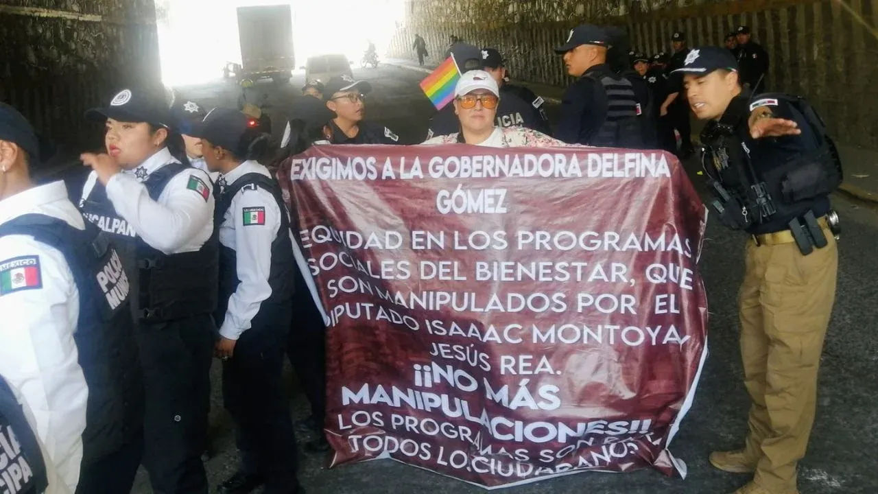 Liberan policías estatales a golpes bloqueo en Periférico Norte de morenistas de Naucalpan