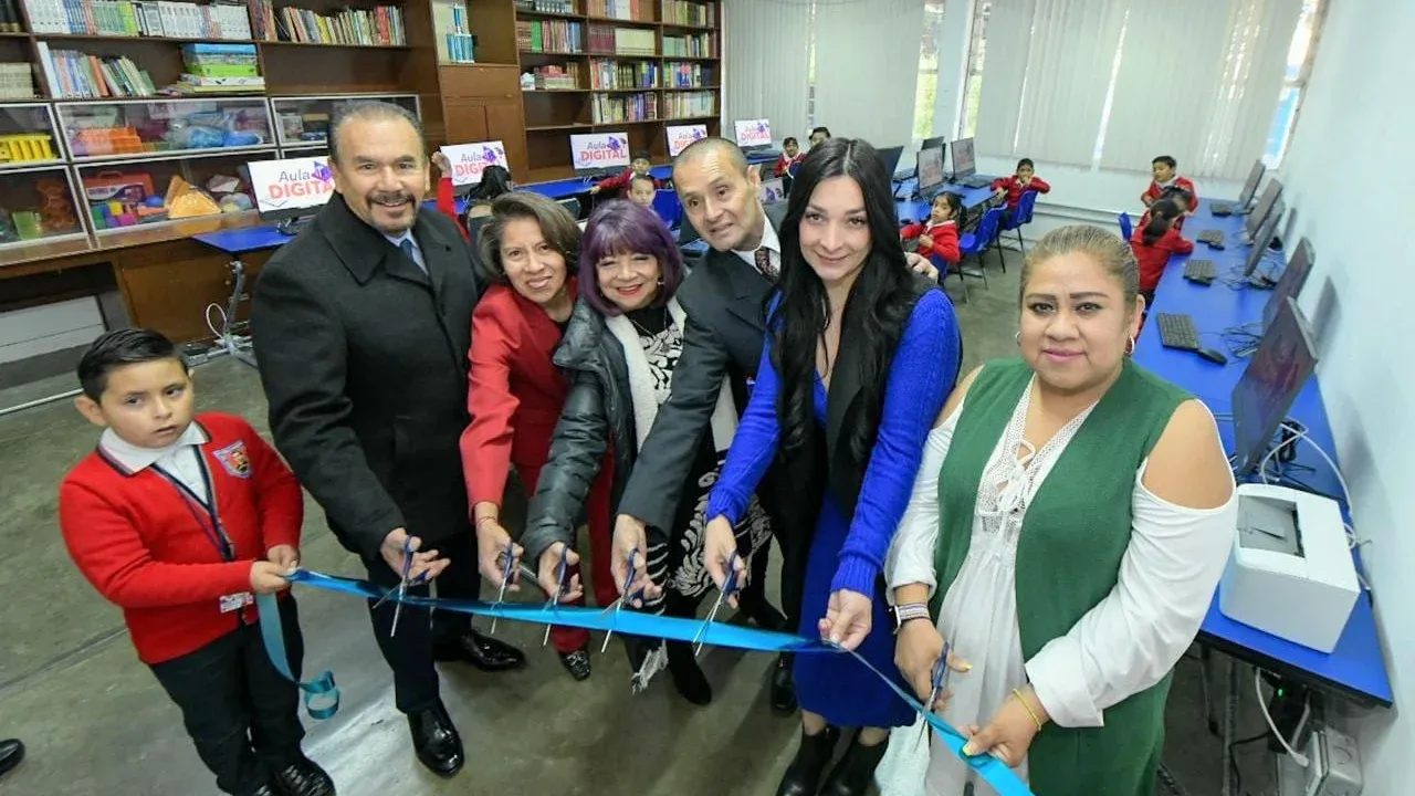 Pedro Rodríguez entrega Aula Digital en la Primaria General Ignacio Zaragoza en Lomas de Atizapán