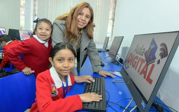 Pedro Rodríguez entrega Aula Digital en la Primaria General Ignacio Zaragoza en Lomas de Atizapán