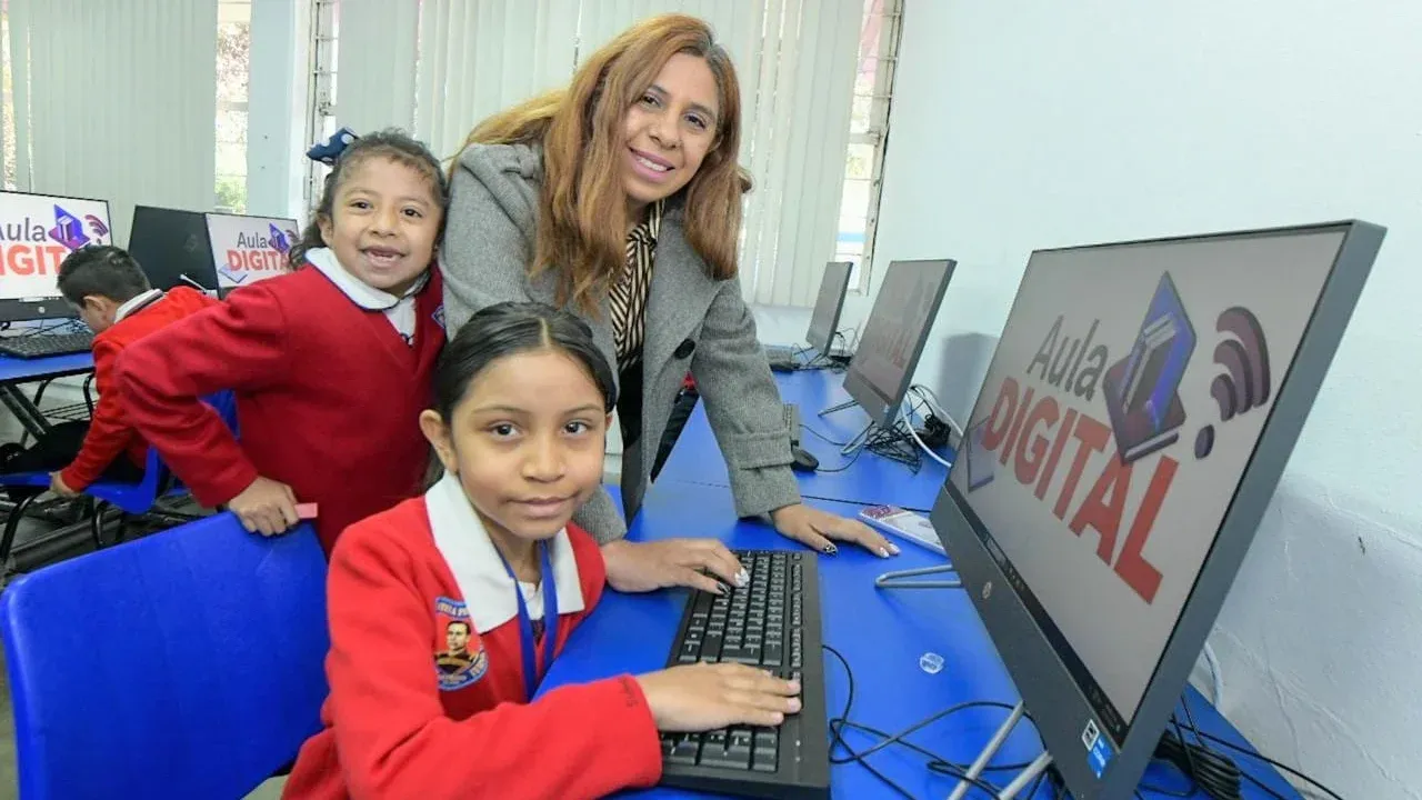 Pedro Rodríguez entrega Aula Digital en la Primaria General Ignacio Zaragoza en Lomas de Atizapán