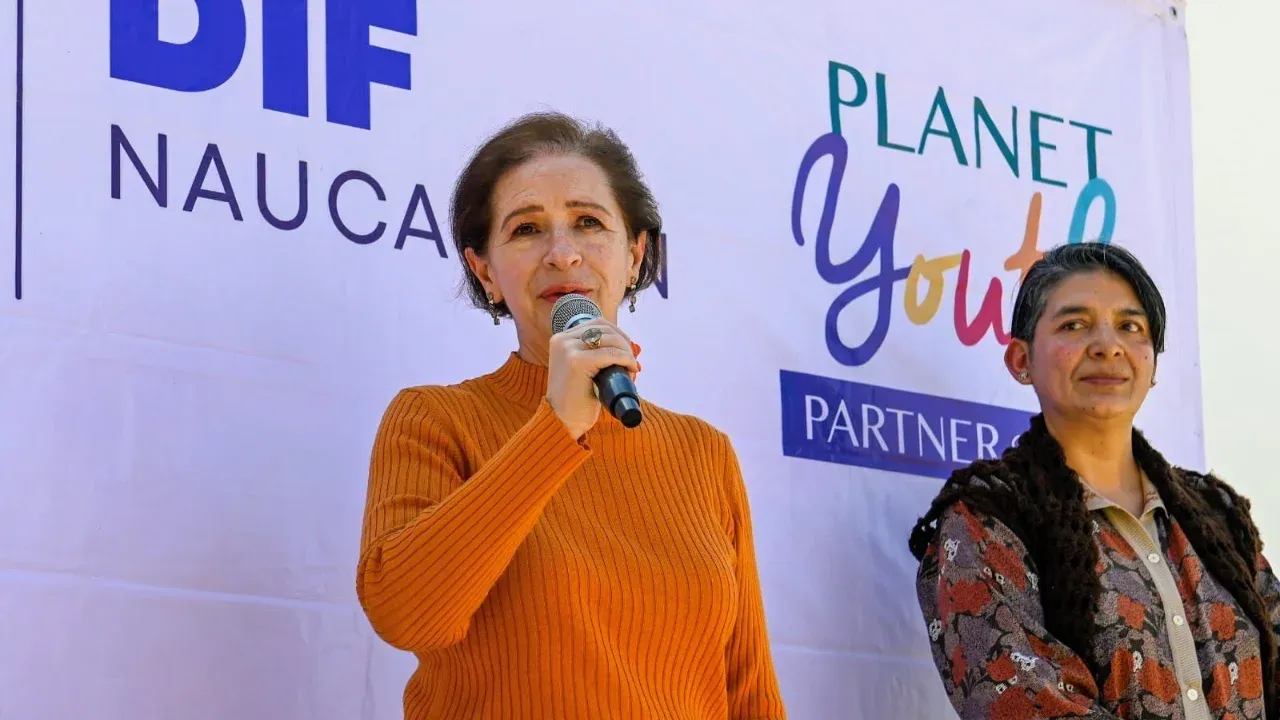 Recorre Angélica Moya comunidades de Naucalpan para entregar apoyos alimentarios