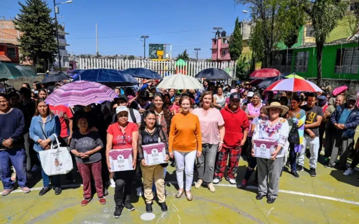 Recorre Angélica Moya comunidades de Naucalpan para entregar apoyos alimentarios