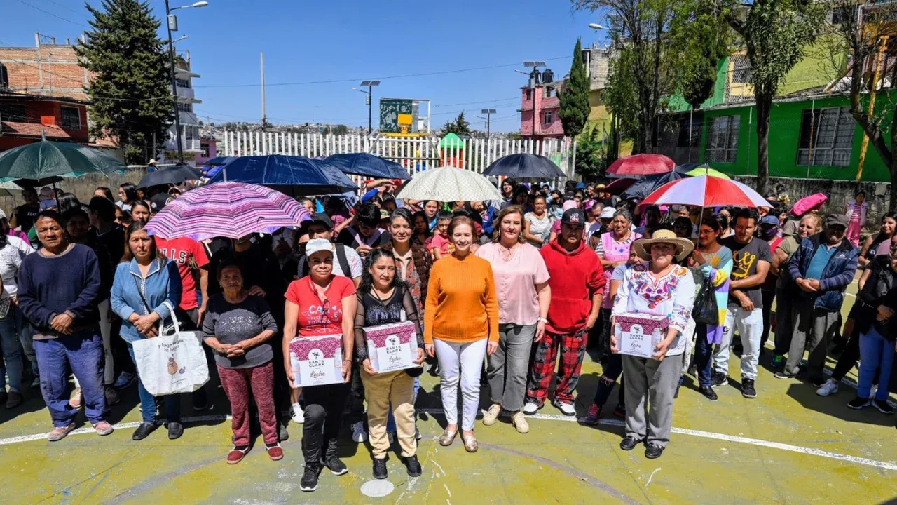 Recorre Angélica Moya comunidades de Naucalpan para entregar apoyos alimentarios