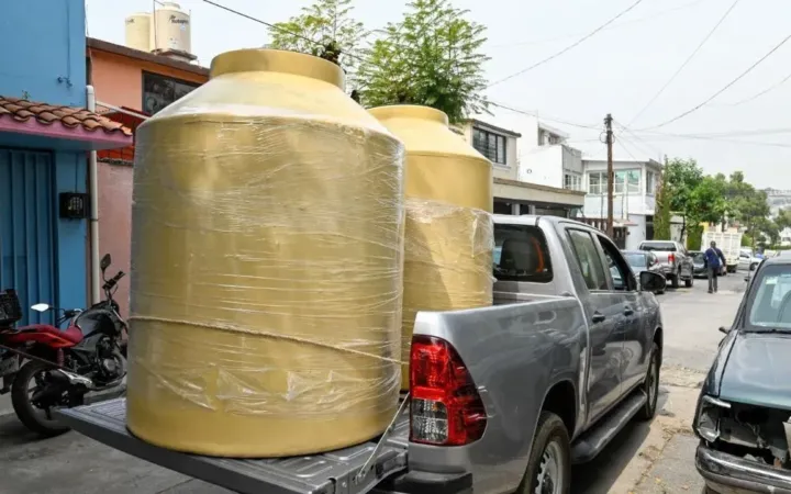 Subsidiará Oapas Naucalpan 10 mil tinacos para vecinos afectados por el desabasto de agua