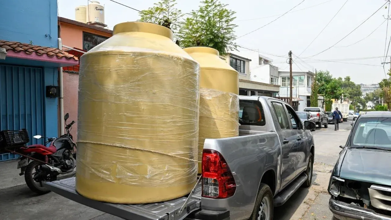 Subsidiará Oapas Naucalpan 10 mil tinacos para vecinos afectados por el desabasto de agua