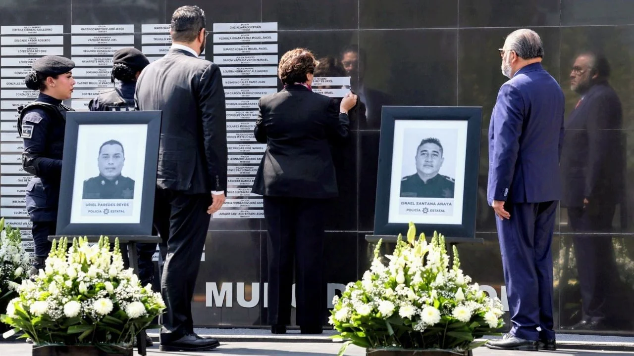 Gobierno del Estado de México rinde homenaje a policías caídos en cumplimiento de su deber