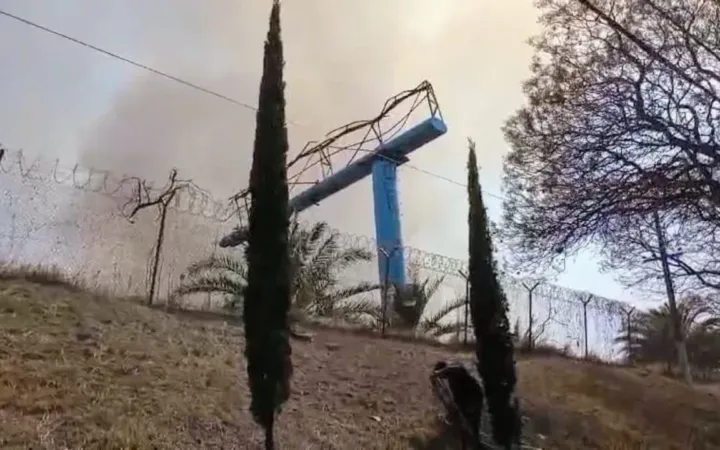 Controlan Bomberos incendio en Vaso Regulador de Cristo en Naucalpan