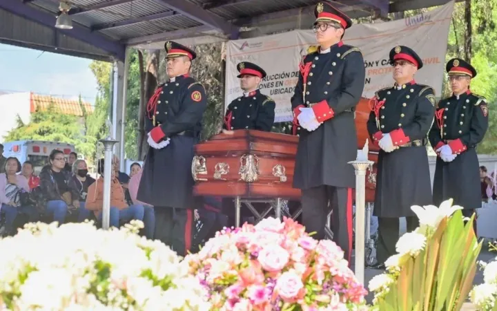 Despiden con Homenaje y Guardia de Honor a Bombero de Atizapán de Zaragoza que falleció en el cumplimiento de su deber