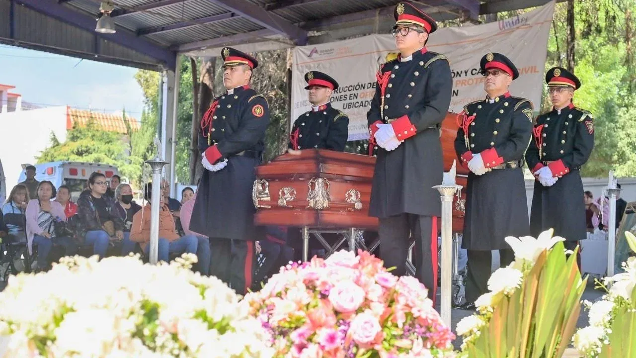Despiden con Homenaje y Guardia de Honor a Bombero de Atizapán de Zaragoza que falleció en el cumplimiento de su deber