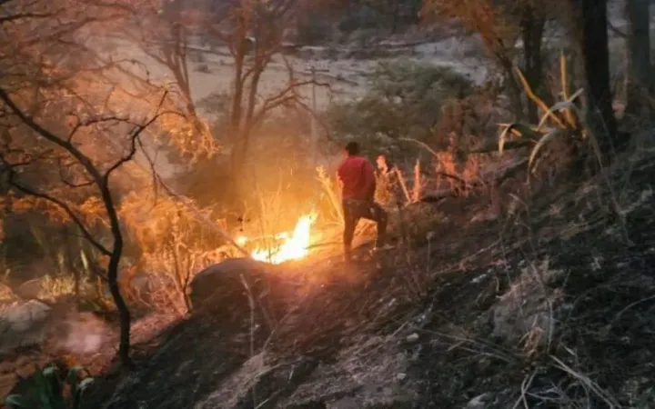 Incontrolable incendio en Santa Ana Jilotzingo, el municipio se encuentra en Estado de Alerta