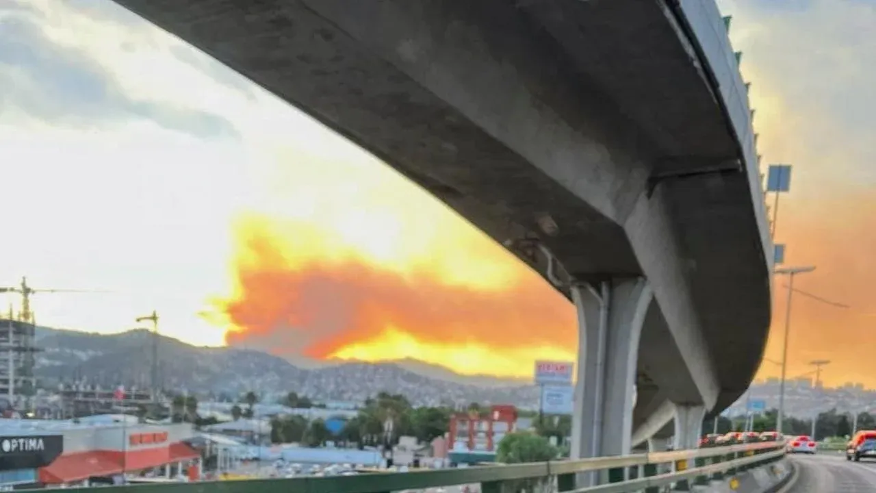 Trabajan bomberos de Atizapán de Zaragoza para sofocar incendio en reserva del Parque de los Ciervos y Cerro de la Biznaga