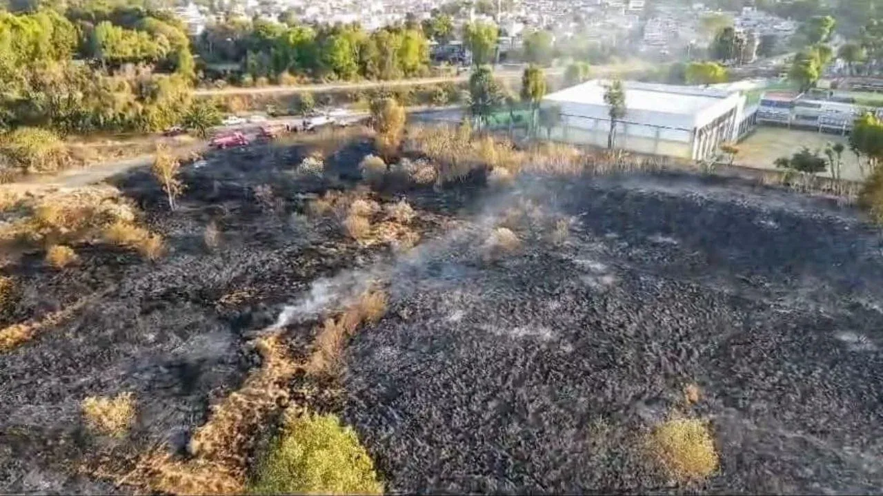 Vuelven a controlar incendio forestal en Vaso Regulador "El Cristo" en Naucalpan