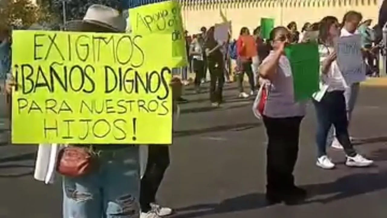 Padres de Familia mantienen bloqueado acceso a Escuela Leyes de Reforma en Naucalpan