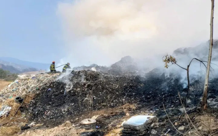 Bomberos de Naucalpan controlan incendio en relleno sanitario