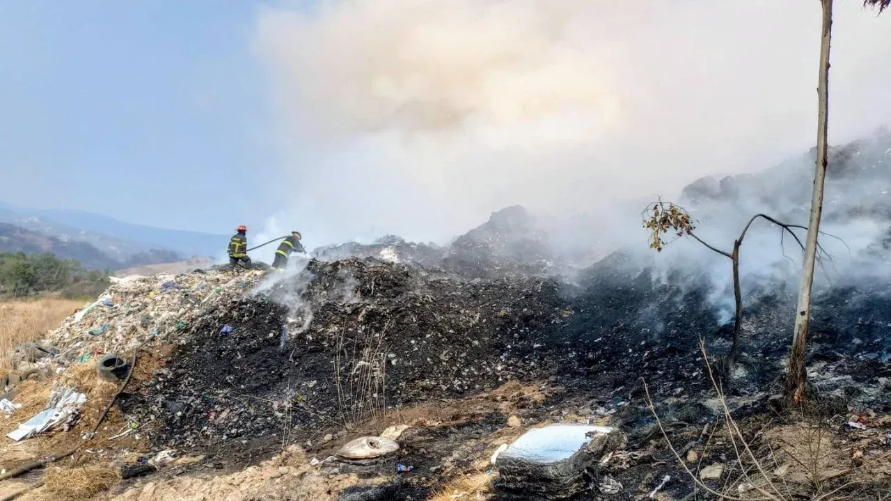 Bomberos de Naucalpan controlan incendio en relleno sanitario