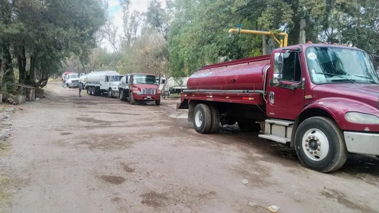 Desde temprano comienzan a cargar las pipas en el pozo de la hoja en Naucalpan