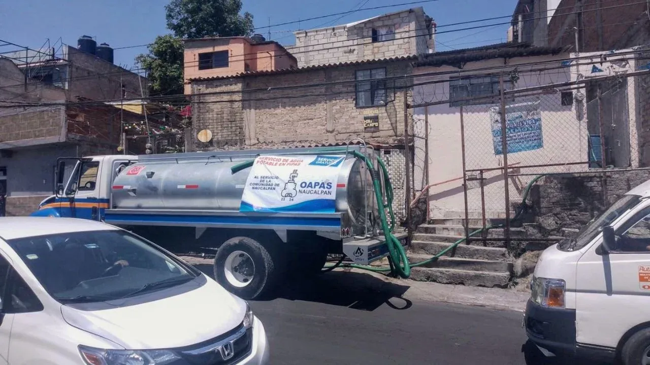 Desde temprano comienzan a cargar las pipas en el pozo de la hoja en Naucalpan