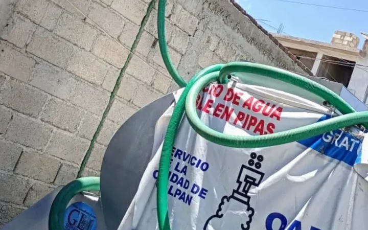 Desde temprano comienzan a cargar las pipas en el pozo de la hoja en Naucalpan